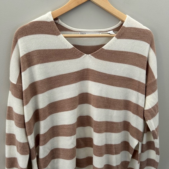❄️Only Soft V-Neck Feminine Striped High Side Slit Lightweight Knit Sweater - Picture 4 of 4